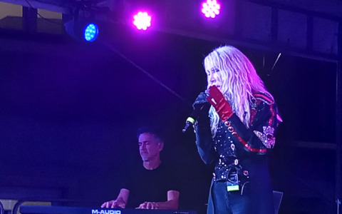 Leinì canta con Ivana Spagna, in migliaia in piazza per il gran finale di San Lorenzo