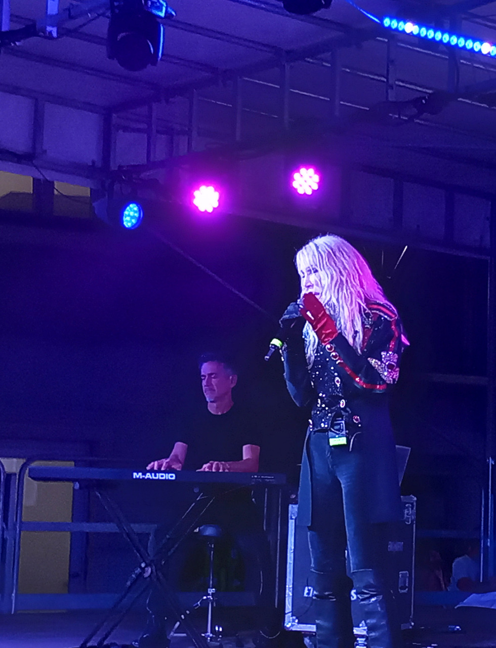 Leinì canta con Ivana Spagna, in migliaia in piazza per il gran finale di San Lorenzo