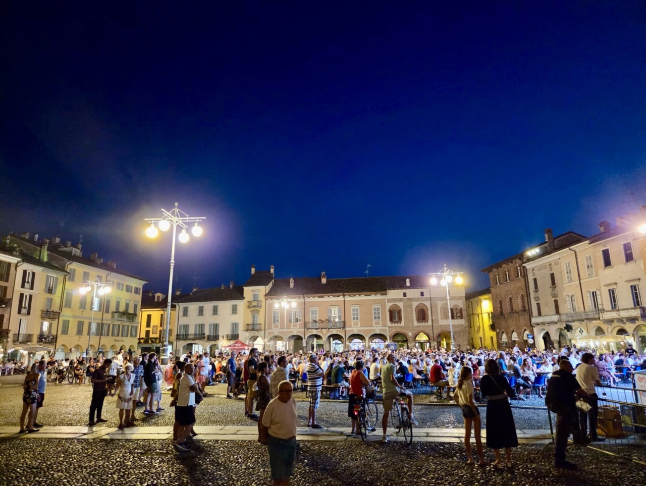 Lodi compie 868 anni: il compleanno della città tra storia e la festa in piazza con il “tombolone”