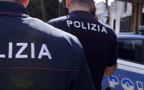 Manda all’ospedale la compagna e messaggi di morte al genitore, arrestato