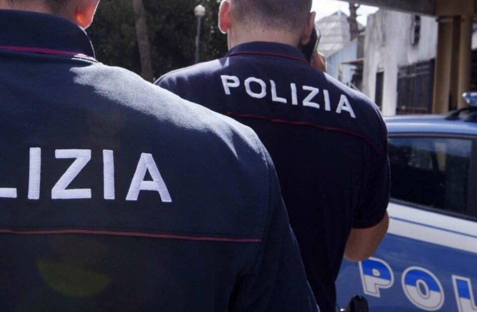 Manda all’ospedale la compagna e messaggi di morte al genitore, arrestato