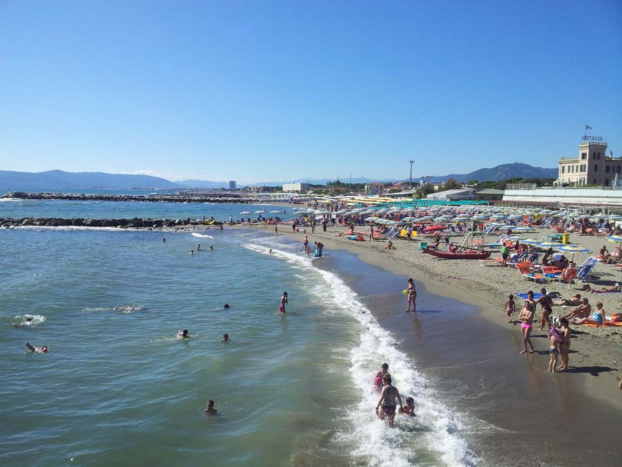 Marina di Carrara, bagnino preso a ceffoni da una madre per aver richiamato all’attenzione i figli