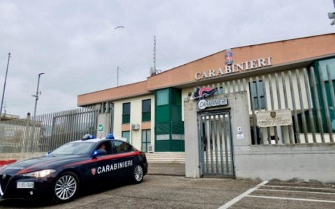 Minaccia di morte e tenta di aggredire la ex davanti il figlio e i carabinieri, arrestato