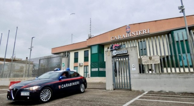 Minaccia di morte e tenta di aggredire la ex davanti il figlio e i carabinieri, arrestato