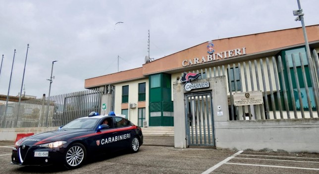 Minaccia di morte e tenta di aggredire la ex davanti il figlio e i carabinieri, arrestato
