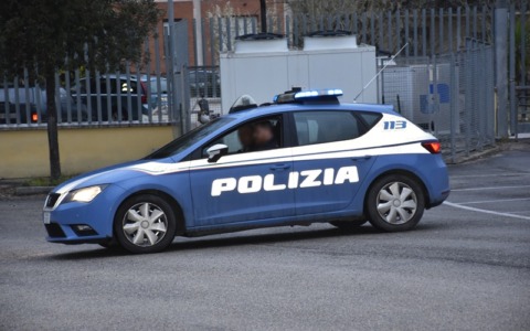 Minaccia i farmacisti di distruggere il locale con il manico di un’ascia