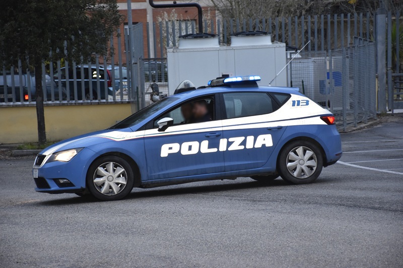 Minaccia i farmacisti di distruggere il locale con il manico di un’ascia