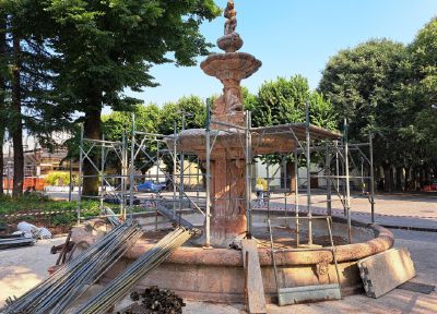 Montati i ponteggi, al via il restauro della fontana di piazza Visconti