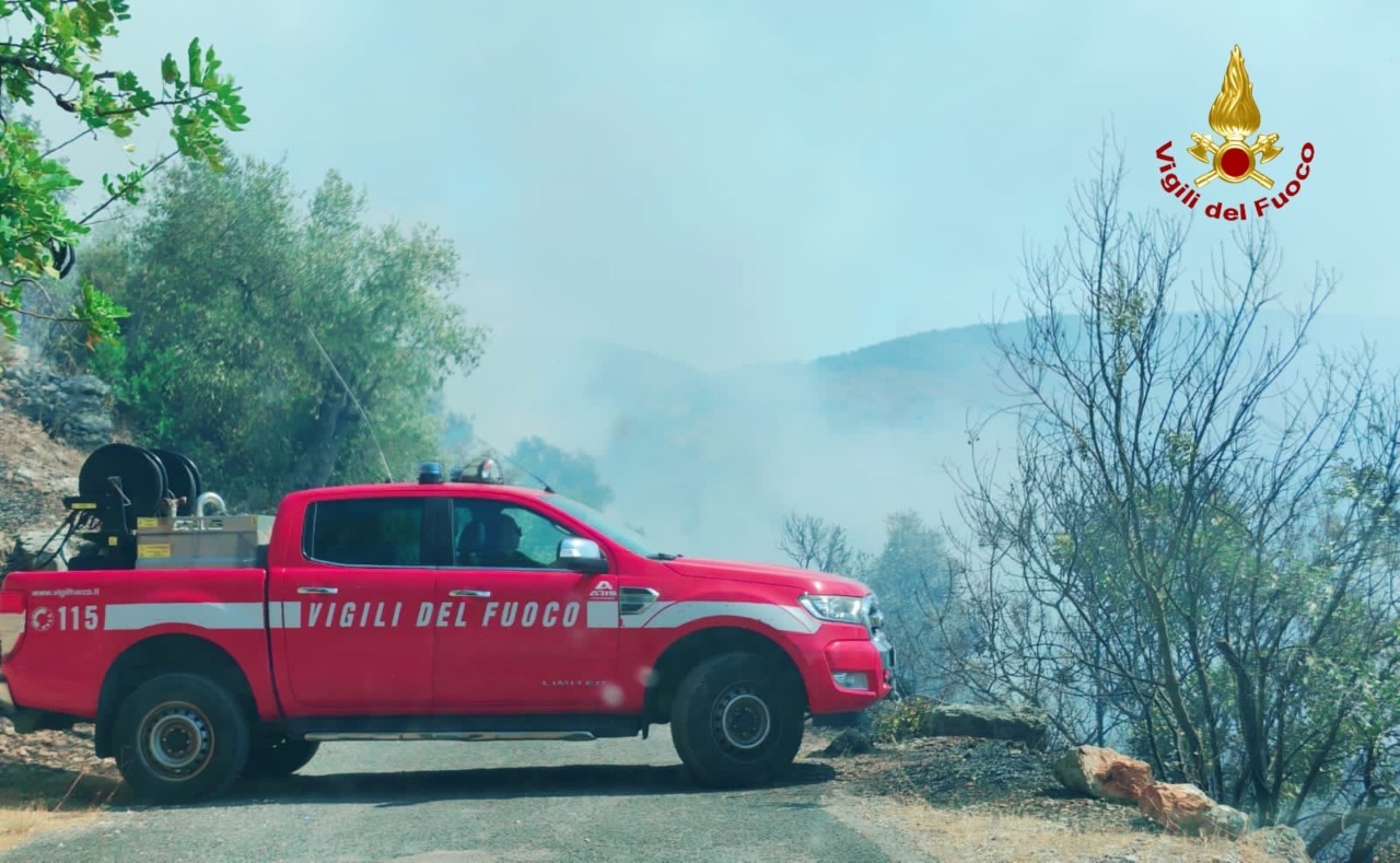 Monti Lepini in fiamme: oltre 200 sganci d’acqua per domare l’incendio