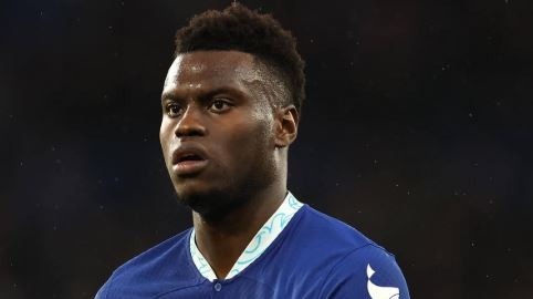 Napoli, focus sulla difesa: Badiashile a un passo, piace Aguerd