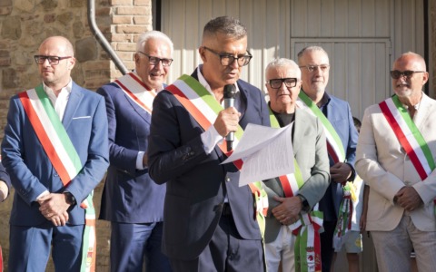 Nel cuore della Toscana l’acqua calda arriva dalla terra: così un borgo taglia la bolletta