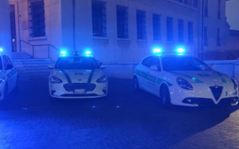 Notte di soccorso a Mantova: la Polizia Locale salva due senzatetto dal degrado e dalla strada