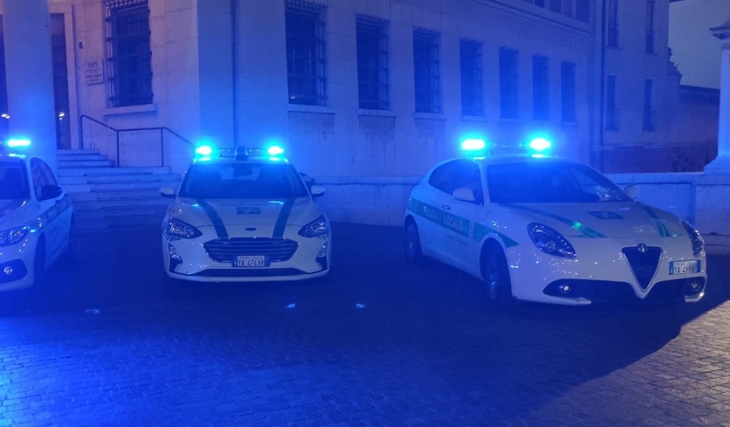 Notte di soccorso a Mantova: la Polizia Locale salva due senzatetto dal degrado e dalla strada