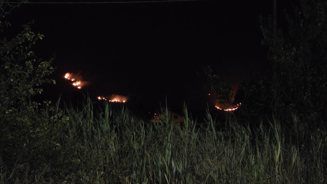 Incendio lungo la SP Casermette, scatta la chiusura precauzionale della strada