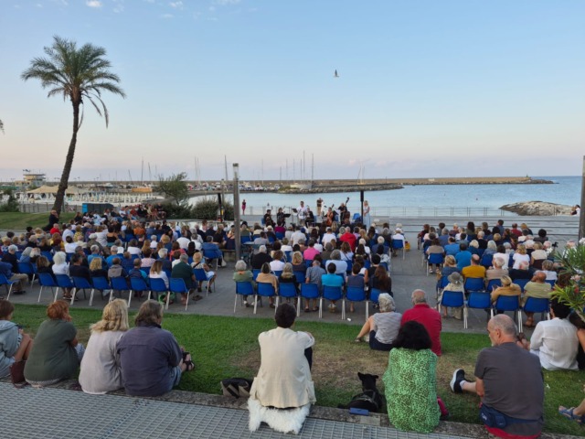 Oltre 200 persone all’alba sul lungomare di Chiavari per l’emozionante saluto del Festival Lirico
