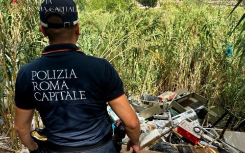 Parco delle Valli, maxi operazione decoro della Polizia Locale: scoperti 200 chili di cavi elettrici nascosti tra i rifiuti