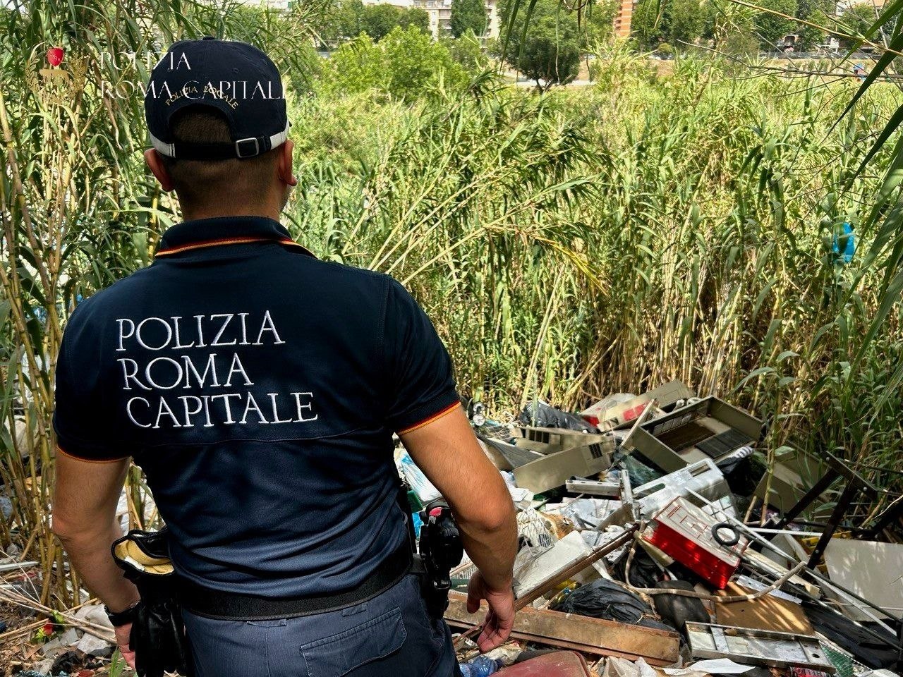 Parco delle Valli, maxi operazione decoro della Polizia Locale: scoperti 200 chili di cavi elettrici nascosti tra i rifiuti