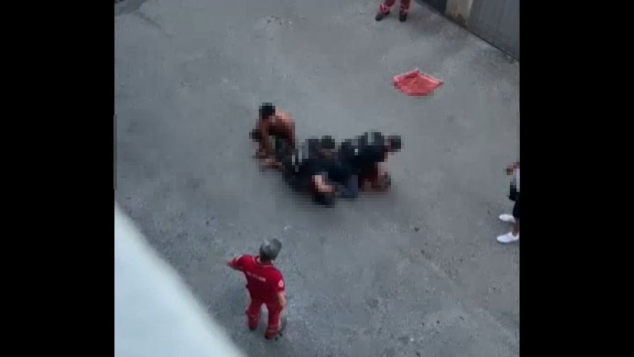 Parla l’uomo che teneva i piedi di Fakir: “Vivo recluso per le minacce”