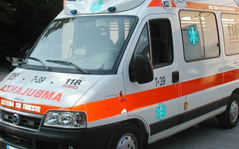 Paura in strada, scontro tra due scooter: conducenti sbalzate a decine di metri