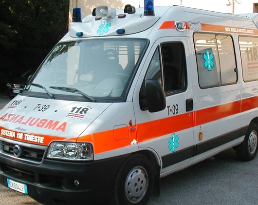 Paura in strada, scontro tra due scooter: conducenti sbalzate a decine di metri