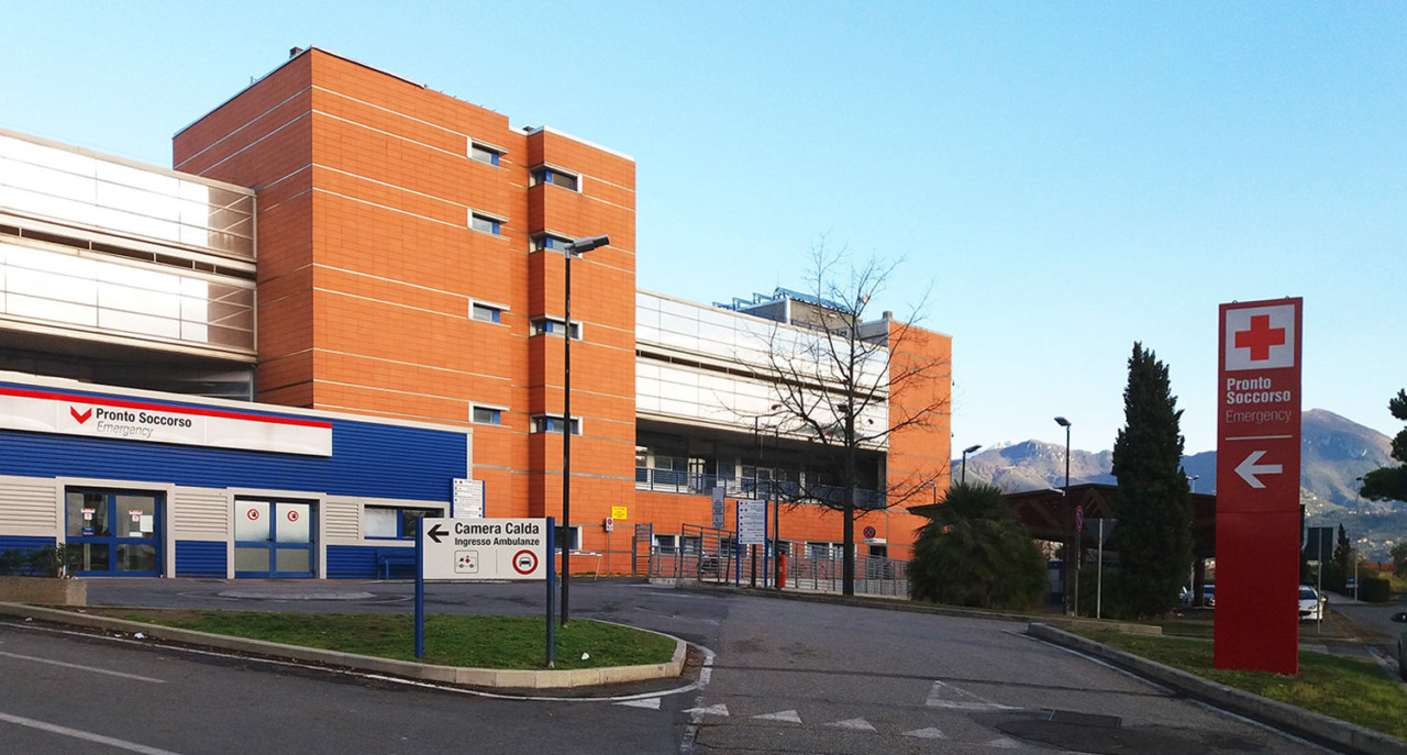 Paziente in barella al Pronto soccorso si alza e picchia infermiere