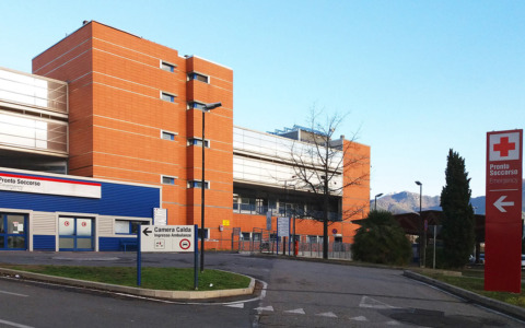 Paziente in barella al Pronto soccorso si alza e picchia infermiere