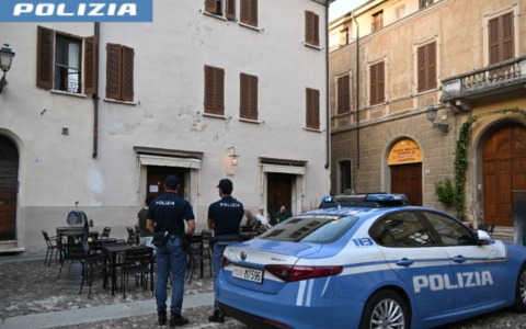 Pestaggio in piazza Broletto, individuati altri quattro giovani coinvolti nell’aggressione