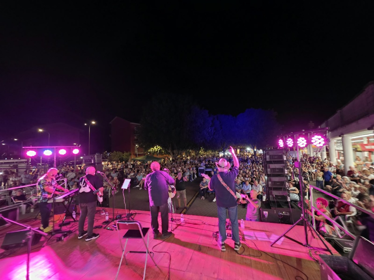 Pienone in piazza Campora al quartiere Cristo con il concerto dei Dik Dik