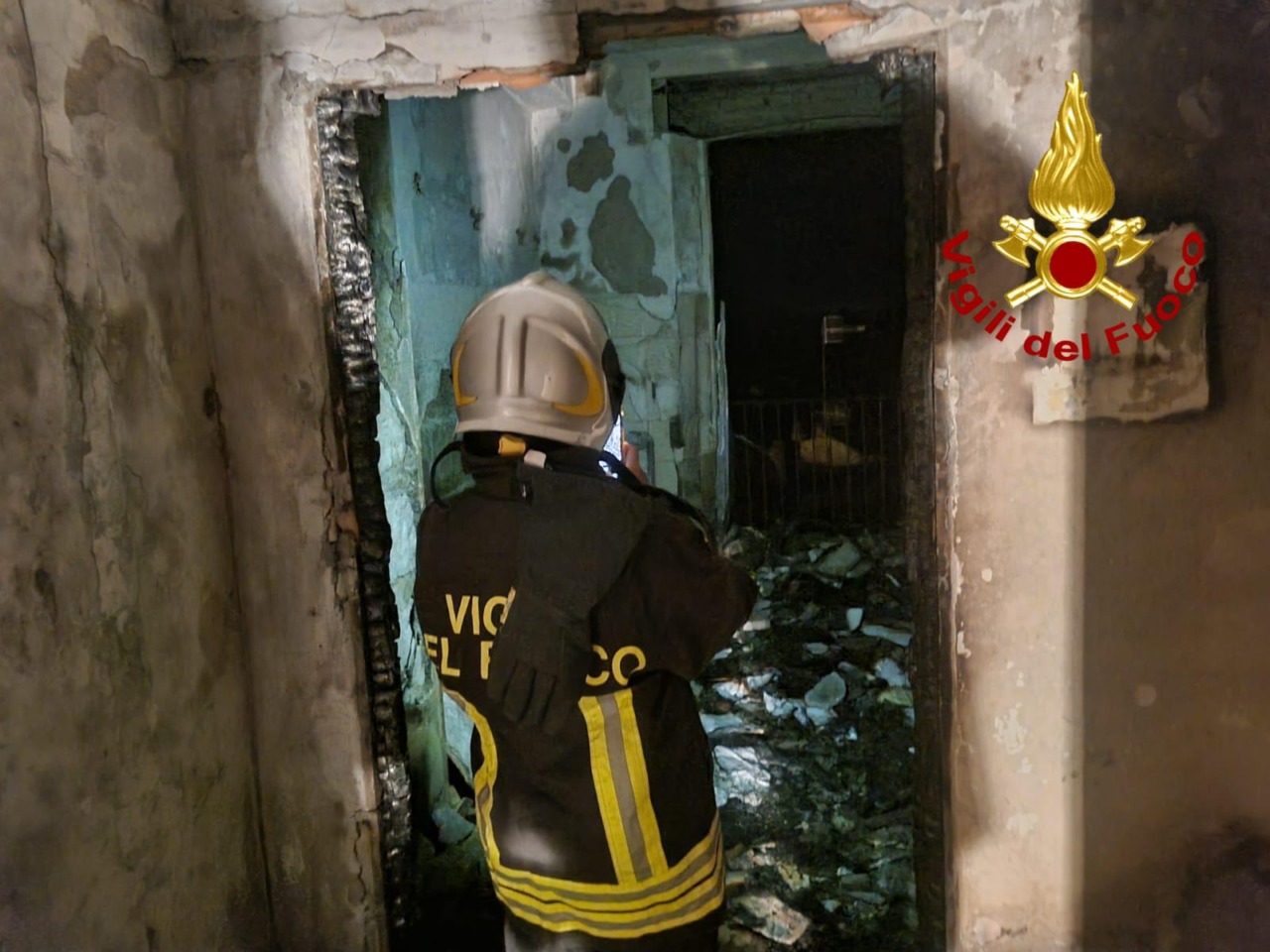 Pitigliano, incendio in un appartamento al terzo piano: nessun ferito