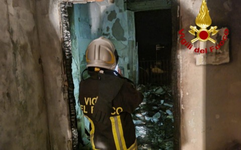 Pitigliano, incendio in un appartamento al terzo piano: nessun ferito