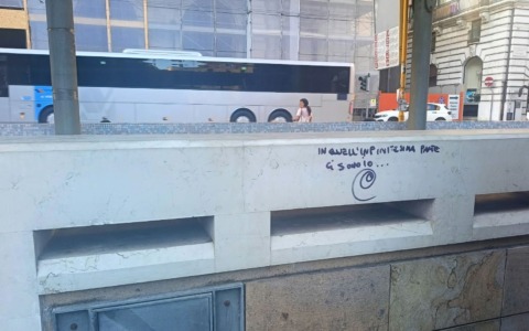 “In quell’infinitesima parte ci sono io” scritto sul muro dell’ex Cobianchi: individuata la responsabile dalla Polizia locale di Ancona