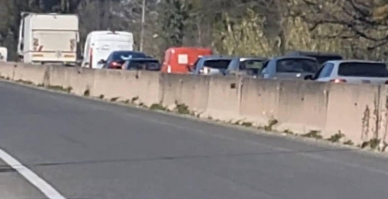 Pontina, camion in fiamme: traffico in tilt verso Roma