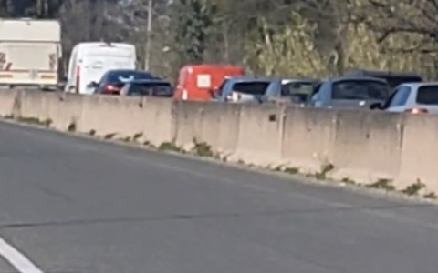 Pontina, camion in fiamme: traffico in tilt verso Roma