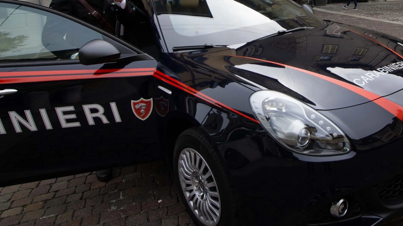 Prato, donna presa per il collo e aggredita davanti alla biblioteca