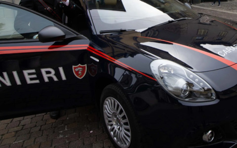 Prato, donna presa per il collo e aggredita davanti alla biblioteca