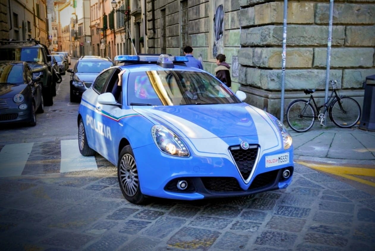Rapina con lo spray per rubare l’orologio, due fermati