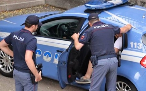 Rapina impropria in una valigeria del centro: arrestato