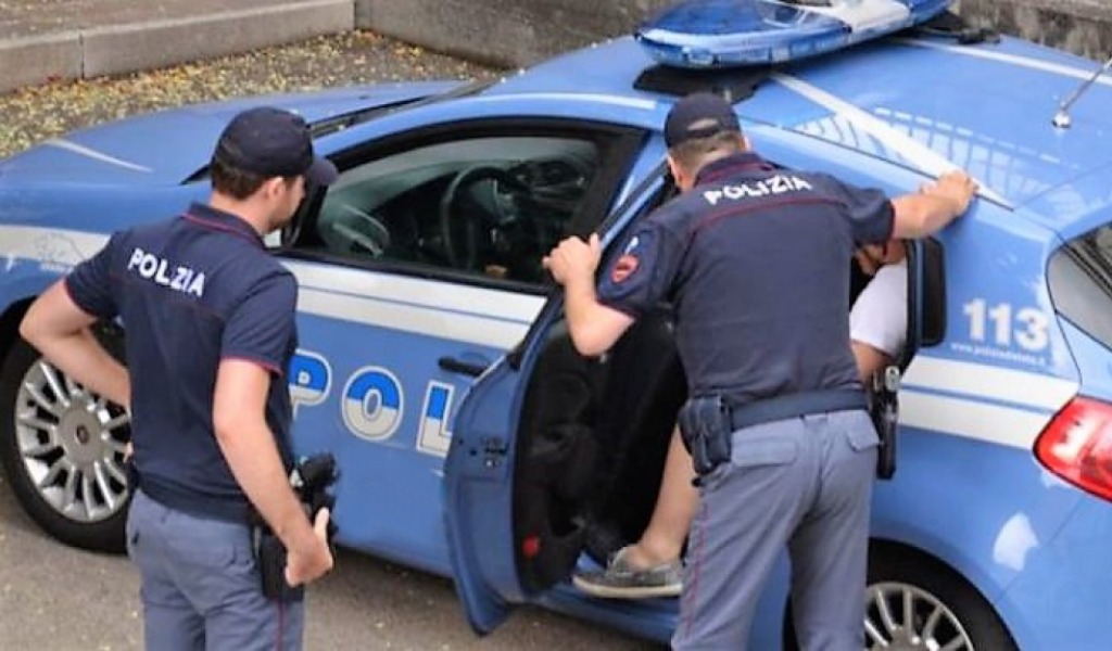 Rapina impropria in una valigeria del centro: arrestato