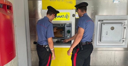 Rapinano un uomo al Bancomat, arrestati