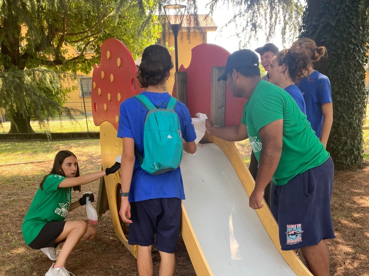 Riparazioni, spennellate e socialità: il progetto Util’Estate per unire i giovani meratesi
