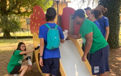 Riparazioni, spennellate e socialità: il progetto Util’Estate per unire i giovani meratesi