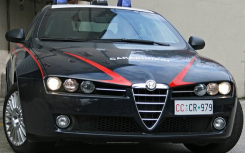 Ruba un borsello da un’auto, arrestato 28enne