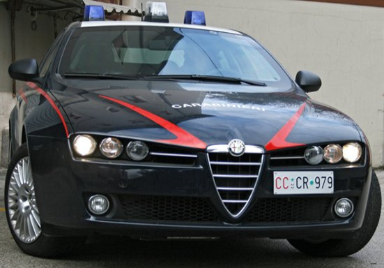 Ruba un borsello da un’auto, arrestato 28enne
