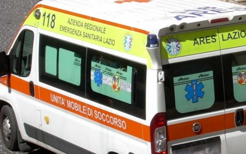Sbanda e finisce sulla ciclabile, soccorsa 80enne