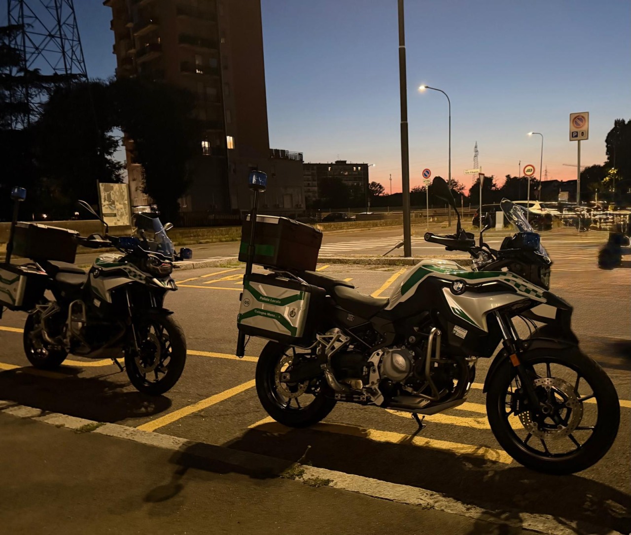 Scappa e impenna davanti alla Polizia Locale: motociclista 19enne fermato dopo l’inseguimento
