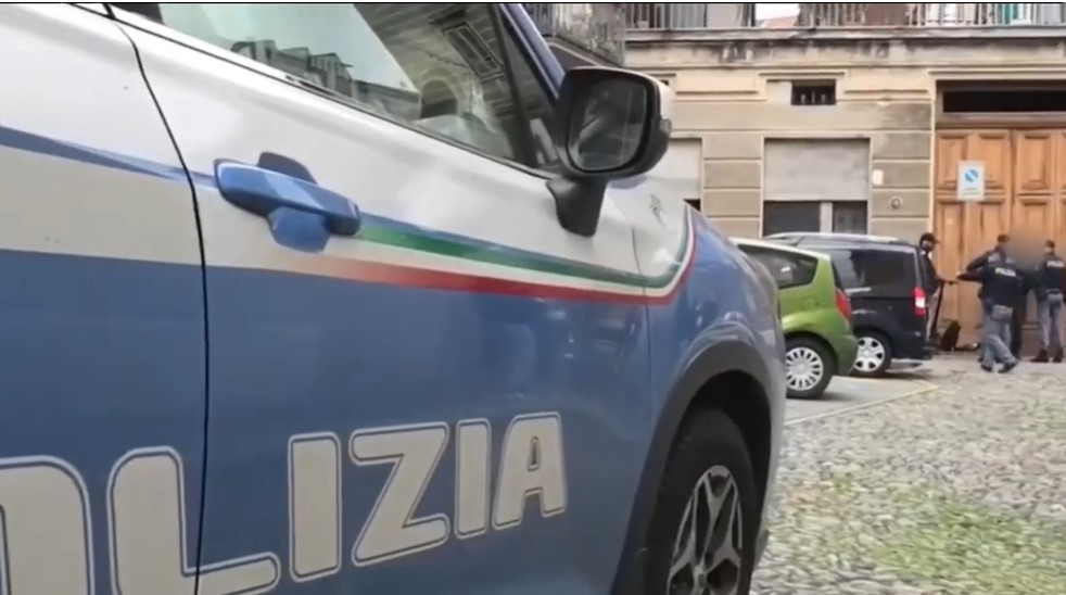 Scippo a Torino, insegue e sperona i ladri: 39enne fermato per tentato omicidio