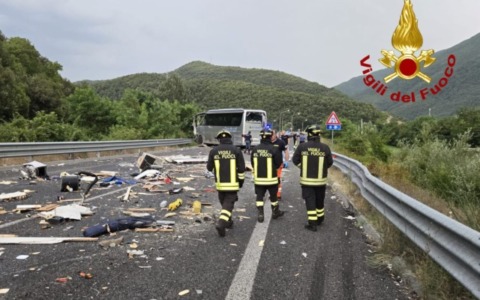 Scontro tra camper e bus, oggi le autopsie sui conducenti
