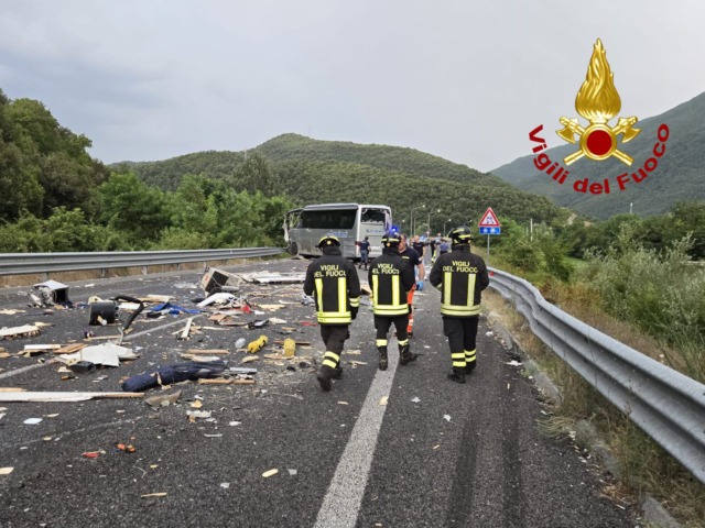 Scontro tra camper e bus, oggi le autopsie sui conducenti