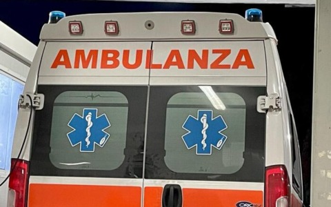 Scontro tra un’auto e una volante della Polizia, due feriti