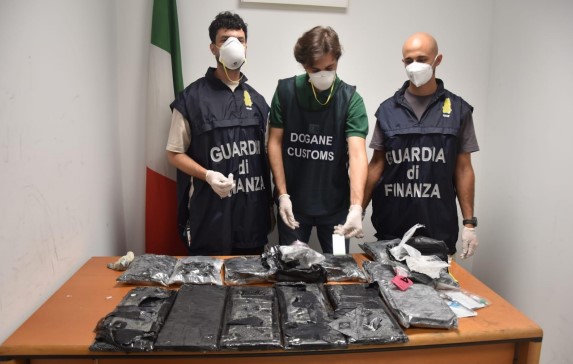 Sequestrati 17 chili di shaboo all’aeroporto